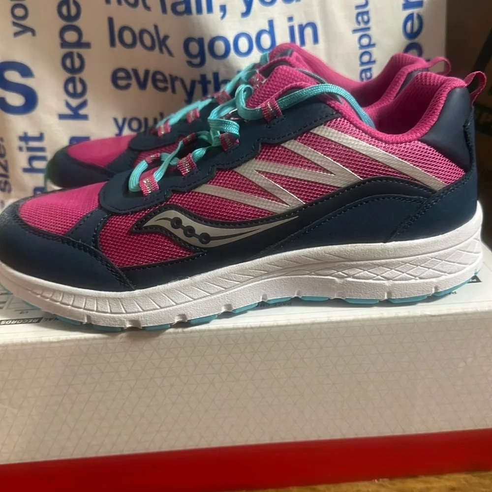 SAUCONY DASH SNEAKERS: NAVY/PINK: NEW IN BOX: SIZE 6